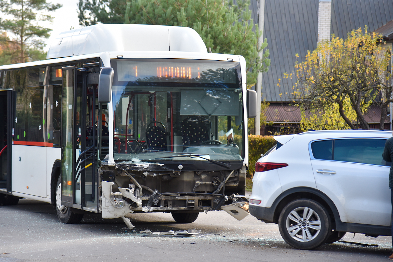 Panevėžyje 3-iojo maršruto autobuso kelionę Aguonų gatvėje nutraukė avarija.