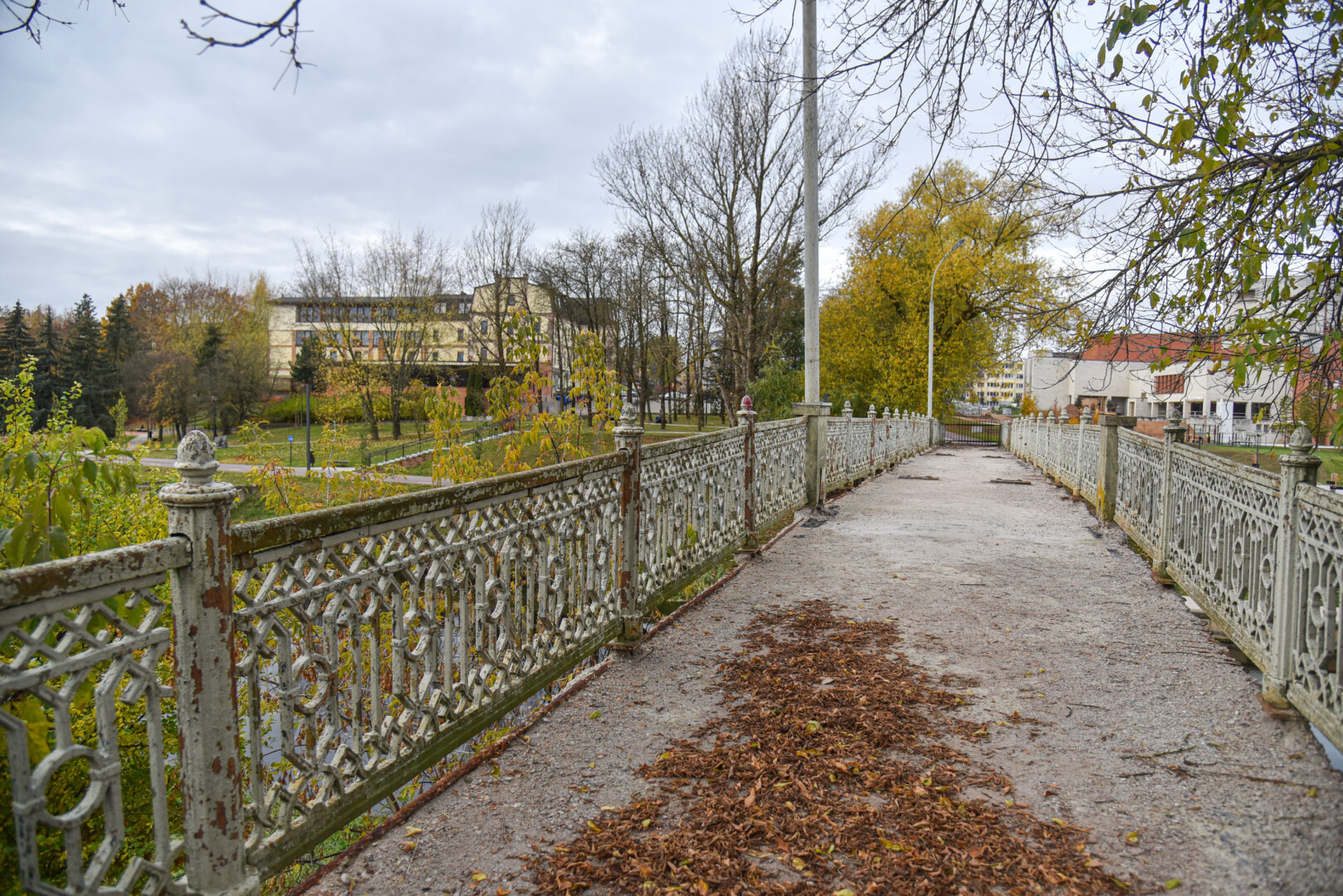 Pusantrų metų uždarytas pėsčiųjų tiltas A. Jakšto gatvėje nėra toks mirtinai pavojingas, kad nebaigus rekonstrukcijos nebūtų galima įrengti laikino tako.