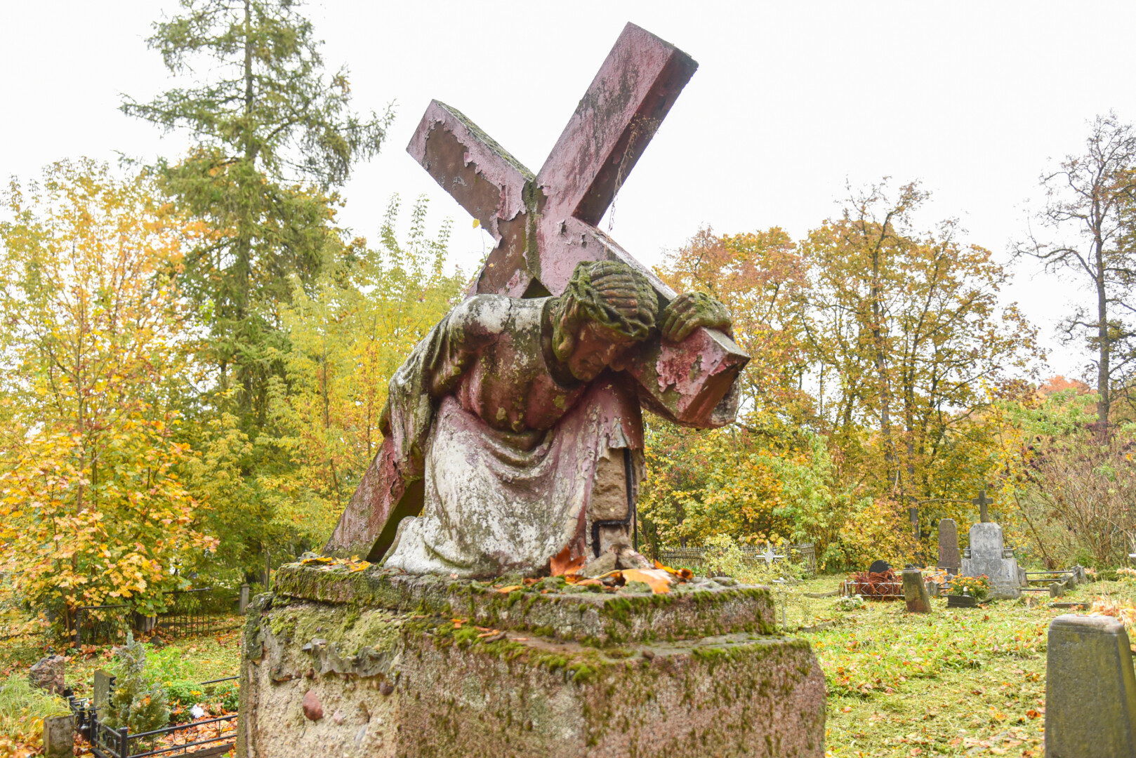 Net keturis kartus veltui skelbusi konkursus restauruoti kultūros paveldo skulptūroms senosiose miesto kapinėse, Panevėžio savivaldybė tenkinsis bent tuo, kad rado meistrus joms aptvarkyti.