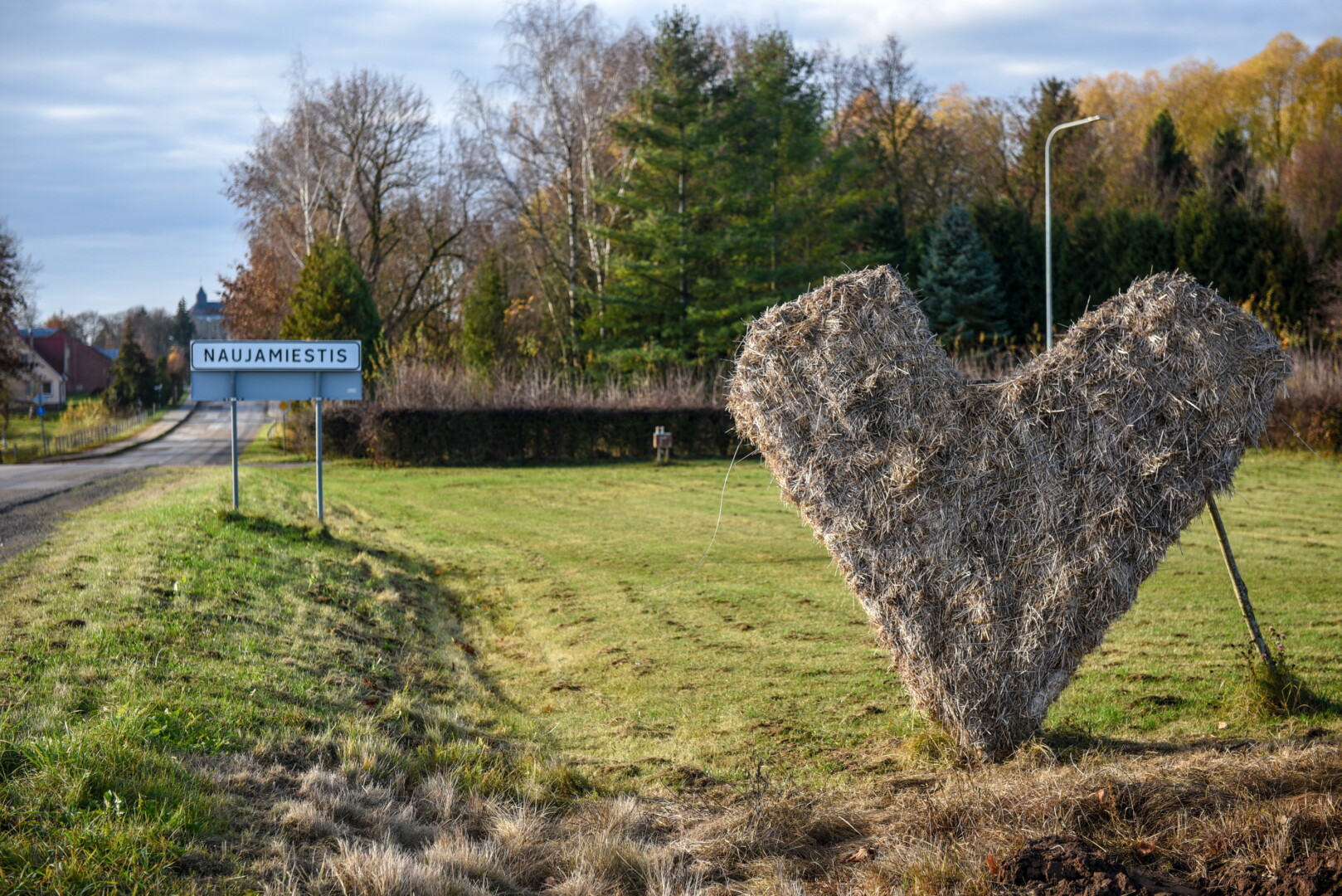 Gerą dešimtmetį Naujamiestį garsino šiaudinių skulptūrų parkas, kurio gyvavimą lapkritį užbaigdavo įspūdingos ugnies misterijos.