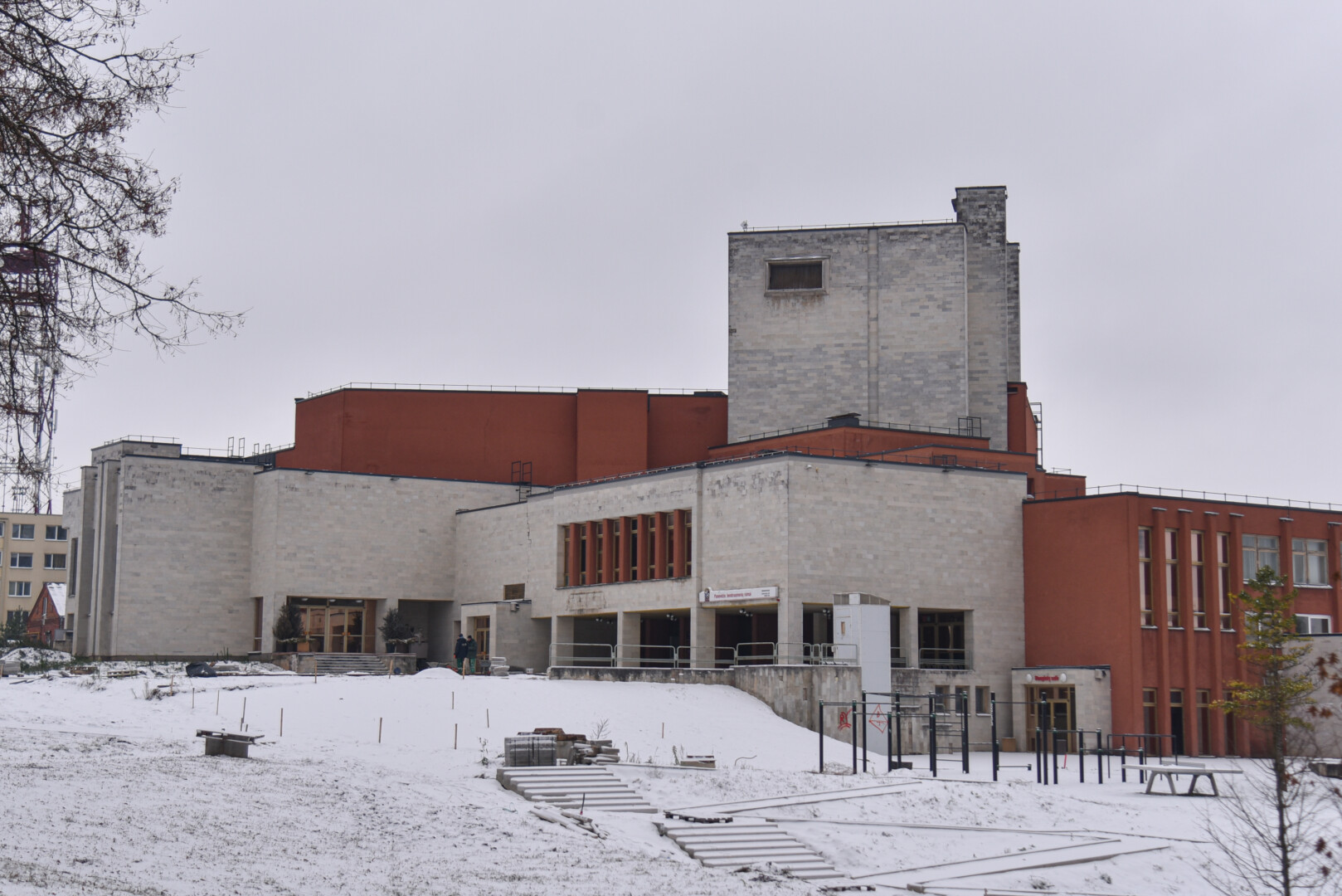 Spustelėjęs šaltukas nosis gnaibo ne tik išėjusiems į lauką. Savaitgalį Panevėžio bendruomenių rūmuose žiūrėjusiems spektaklius ne ką padėjo susineštos skraistės ar net paltai – taip žvarbu buvo žiūrovų salėje.