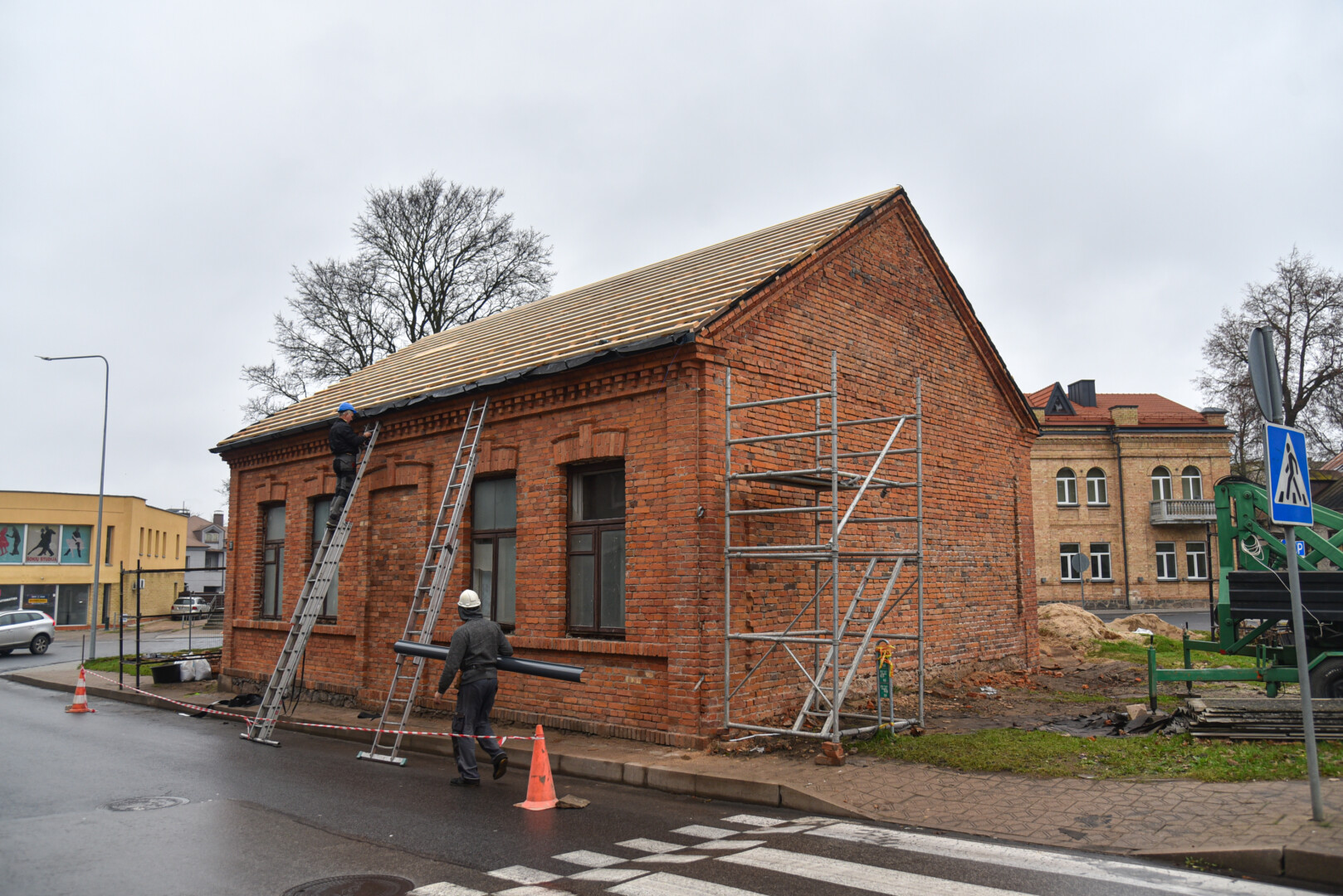 Ilgą laiką apleistas, dar tarpukario pradžioje statytas, o sovietmečiu kraupių KGB nusikaltimų vieta buvęs raudonų plytų mūrinukas A. Smetonos ir Vasario 16-osios gatvių kampe sulaukė naujų šeimininkų.