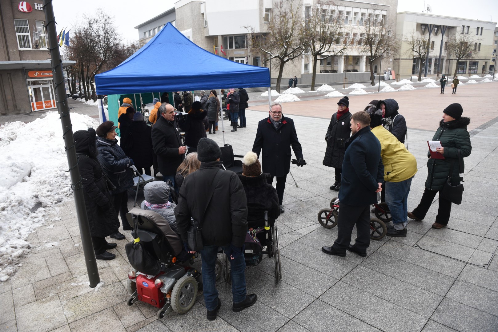 Rengiantis Tarptautinei neįgaliųjų dienai, kurią pasaulis mini gruodžio 3-iąją, Laisvės aikštėje pasiūlyta įsėdus į neįgaliojo vežimėlį pabandyti juo apsukti ratą.