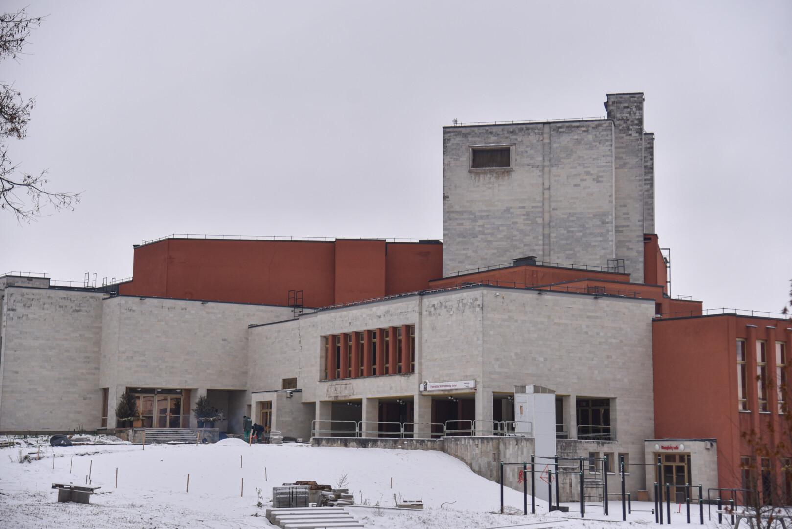 Po daugiau nei porą metų trukusios pandemijos panevėžiečiai šįmet šluote šluoja bilietus į naujamečius renginius miesto kultūros įstaigose.