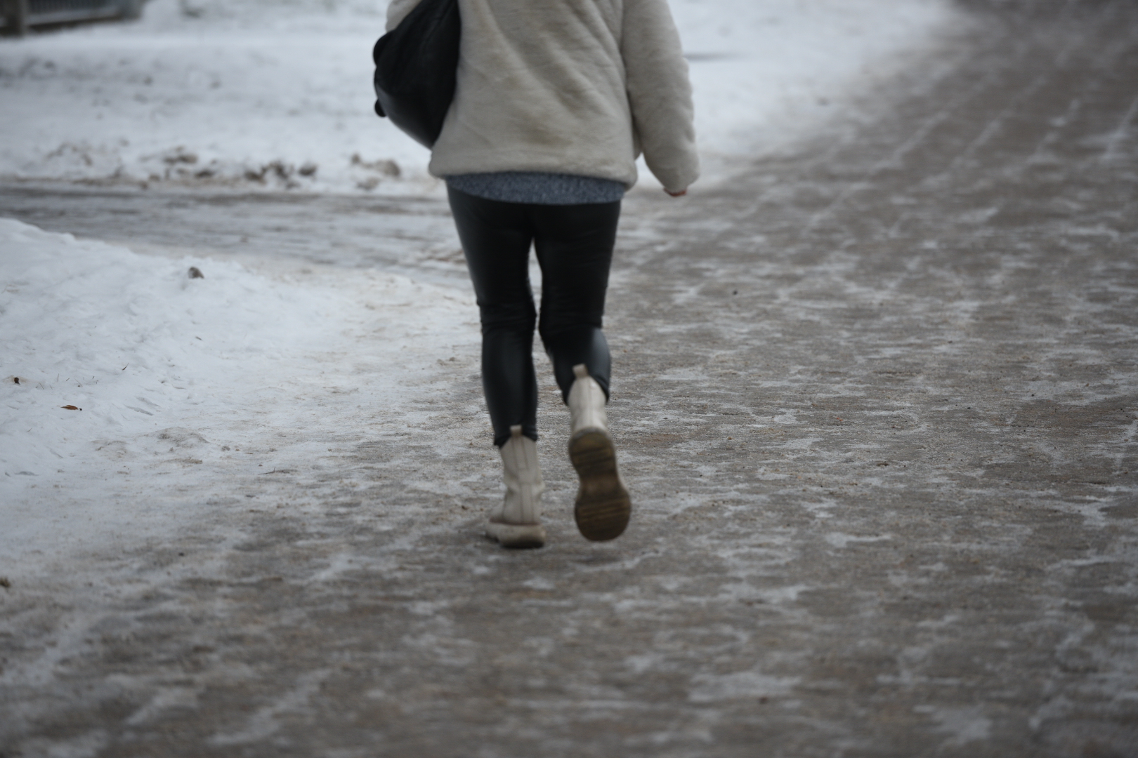 Pastarosiomis dienomis verčiau buvo užsidaryti namuose. Gamta pridarė darbo tiek kelininkams, tiek medikams. Pastariesiems nebespėjant teikti pagalbos susižalojusiems, teko sustiprinti pajėgas.