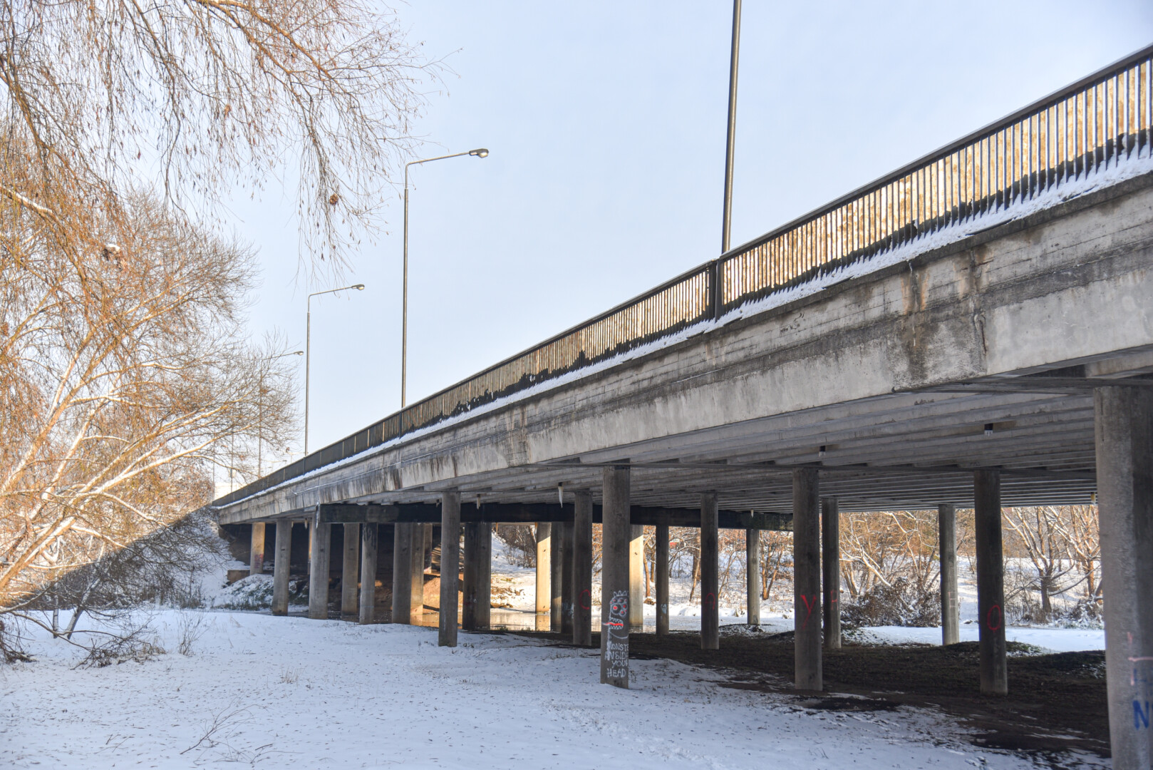 Panevėžio savivaldybė ieško, kas suremontuotų tiltą per Nevėžį arterinėje Nemuno gatvėje. Jei pavyks surasti rangovą, žadama, kad jau 2024 metų pabaigoje panevėžiečiai važiuotų kapitališkai suremontuotu tiltu.