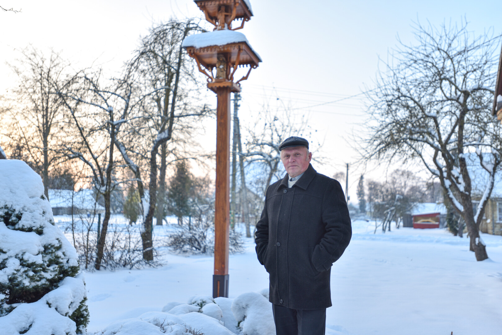 Per pandemiją, kai nelemtas virusas žmones atskyrė vienus nuo kitų, namuose įkalintas veržlus vadokliškis Vidmantas Skurdenis sukūrė stalo dydžio gimtojo Geležių kaimo maketą.