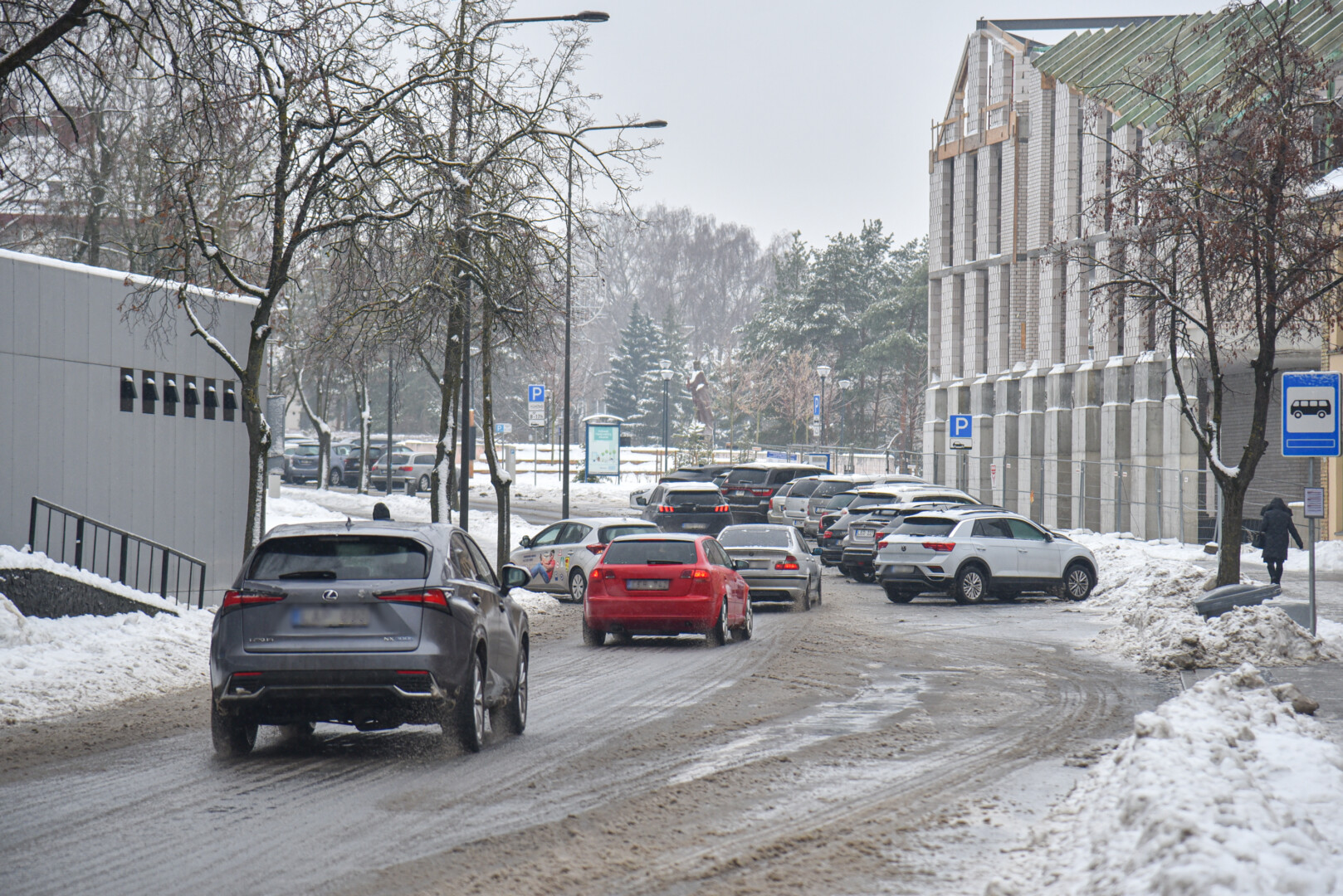 Taršiems seniems automobiliams užsidaro ne tik didmiesčių senamiesčiai. Taršių transporto priemonių savininkų naujovės laukia visuose miestuose.