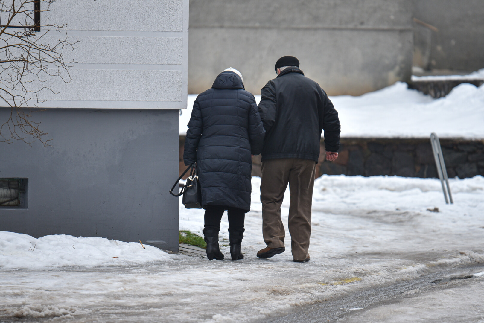 Tokio slidumo nepamena net ilgamečiai Panevėžio tvarkytojai. Paslydę virsta ne tik pėstieji.