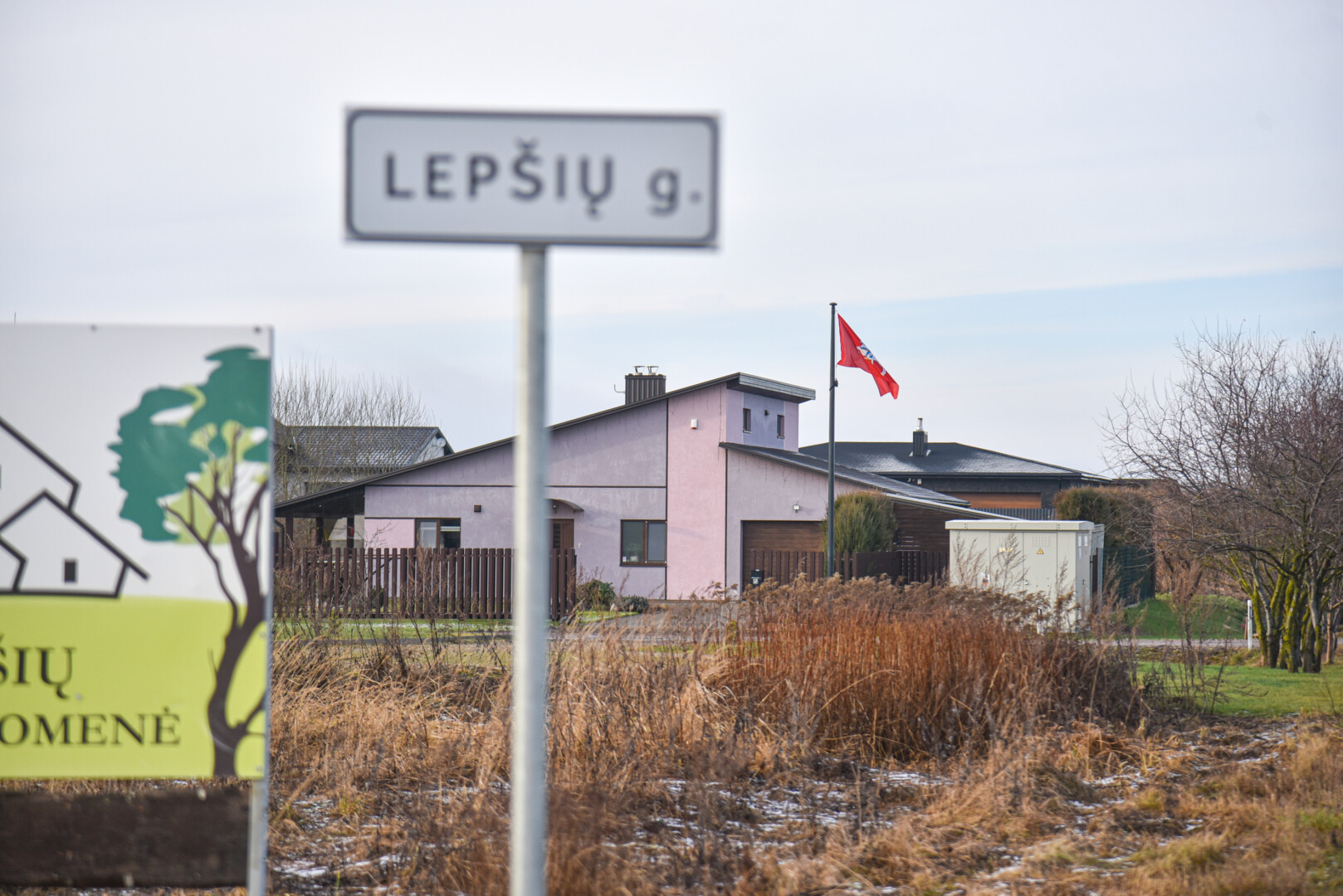 Savivaldybių vadovams galvą gali skaudėti ne tik dėl mažėjančio, bet ir dėl augančio gyventojų skaičiaus. Panevėžio priemiestiniame Lepšių kaime daugėjant naujakurių, bendruomenė kreipėsi į Savivaldybę prašydama privatų sklypą išpirkti visų gyventojų reikmėms.