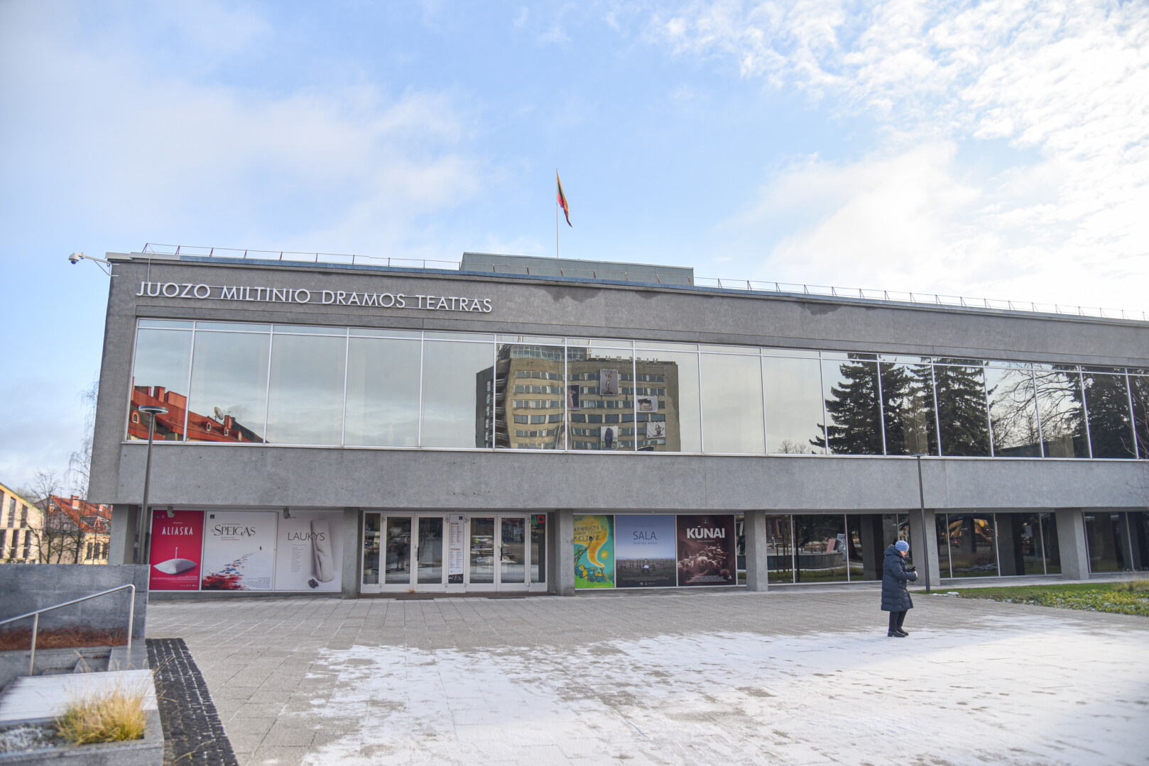 Paltus teatro rūbinėje padavinėjančius jaunuolius savanorius keičia guvūs senjorai. Savanorių atranką paskelbęs Juozo Miltinio dramos teatras sulaukė kelių dešimčių susidomėjusiųjų, o tarp jų – ne vienas pensininkas.