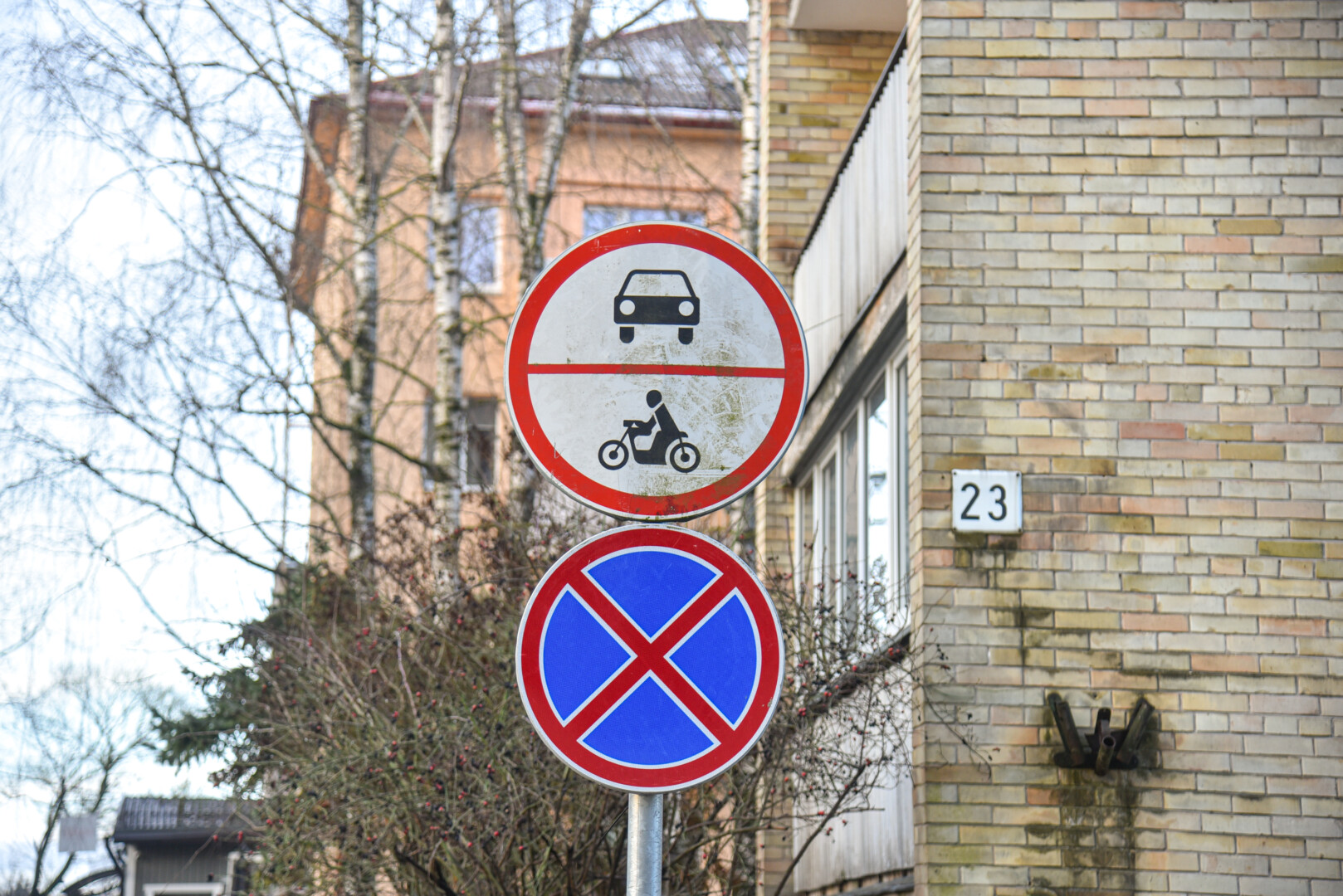 Panevėžio centro veidą keičiančios statybos bando ne tik Kranto gatvės gyventojų kantrybę, bet ir automobilius. Išvažiuoti iš kiemo jiems likęs vienintelis kelias – Topolių alėja. Tačiau joje kaip į spąstus įpuola ir žmonės, ir mašinos.