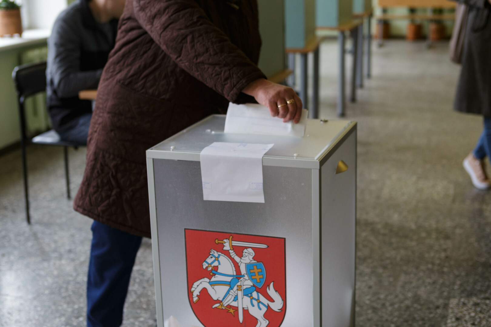 Vos prieš porą metų kandidatuodami į Seimą rinkėjams pažadėję dirbti jame ketverius metus, kai kurie politikai įpusėjus kadencijai jau bando sukti kita kryptimi.