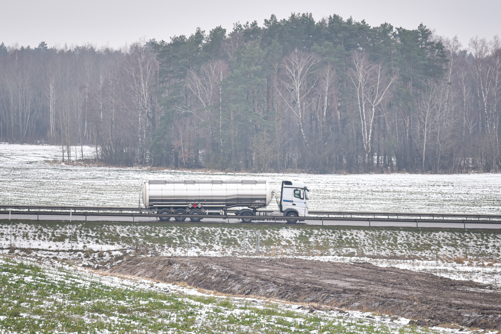 Pavasarį Susisiekimo ministerija ketina siūlyti didinti kelių mokestį sunkiasvoriam transportui, sako jos vadovas Marius Skuodis.