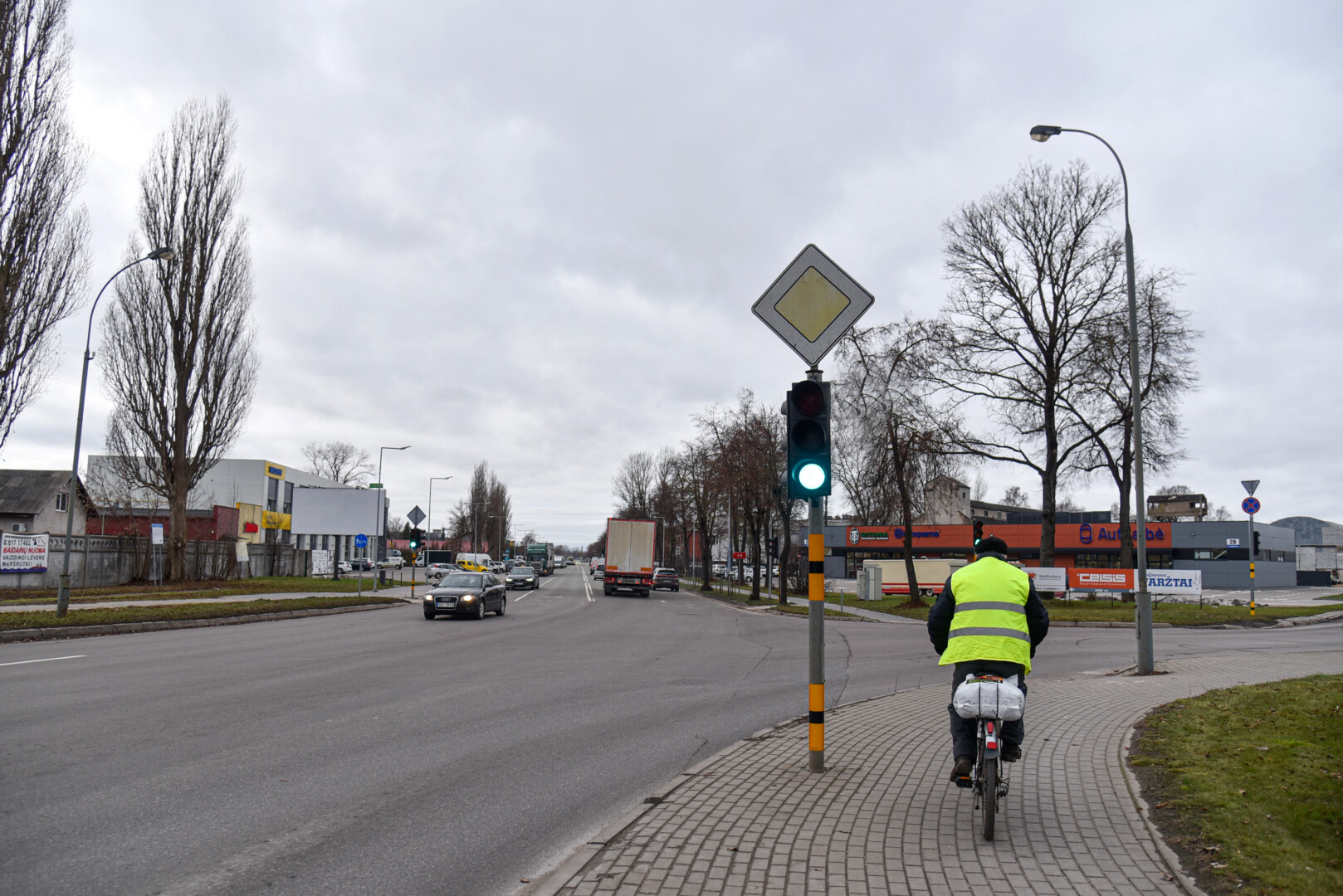 Daugelyje Panevėžio sankryžų nelikus žaliųjų rodyklių, leidžiančių sukti į dešinę net ir degant raudonam šviesoforo signalui, keliose vietose mainais atsiras papildomos šviesoforo sekcijos.