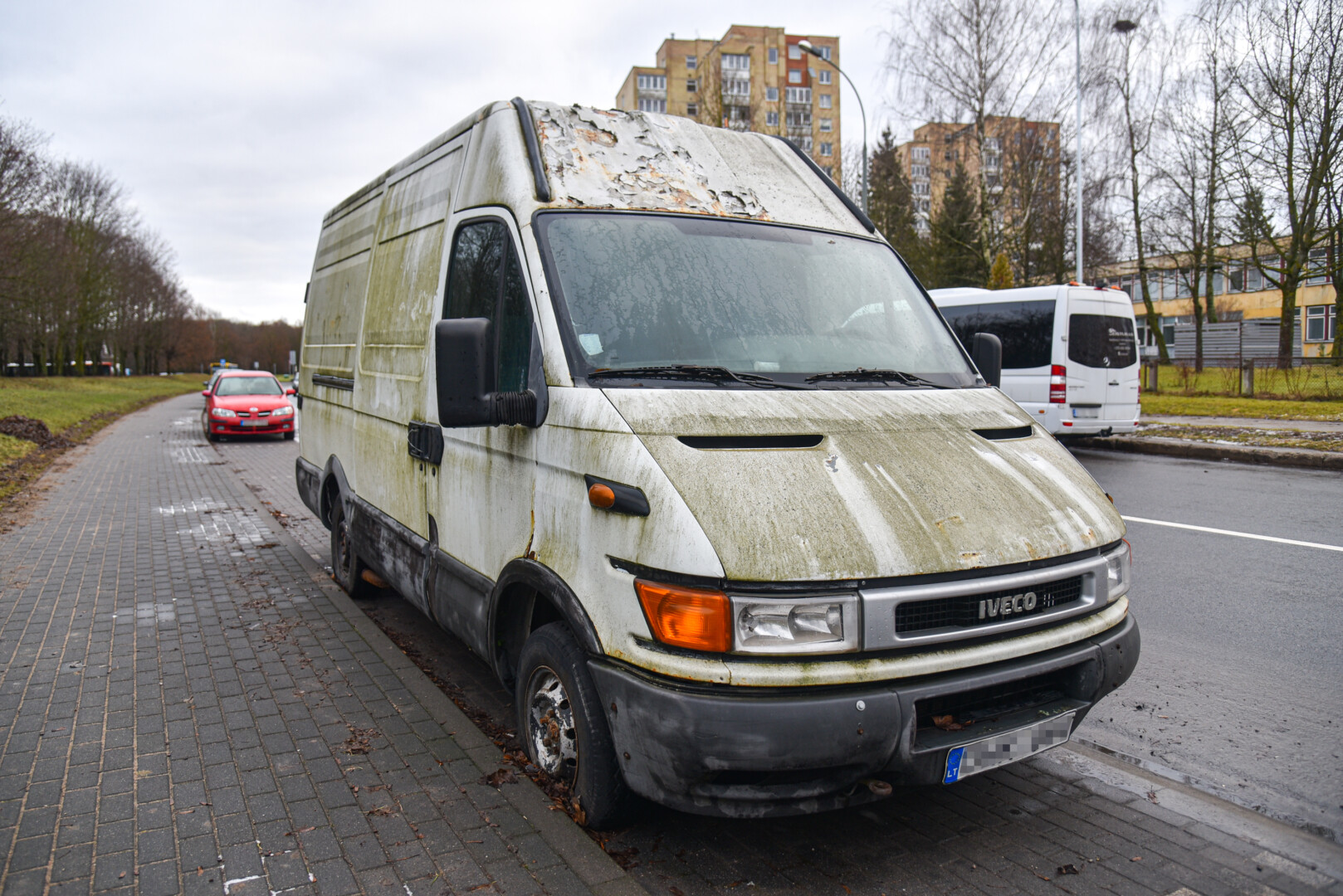 Jau daugiau nei metus nebenaudojamų automobilių, paliktų daugiabučių kiemuose ir gatvėse, savininkams iš karto taikoma administracinė atsakomybė, tačiau Panevėžyje tokių lūženų vis tiek netrūksta.