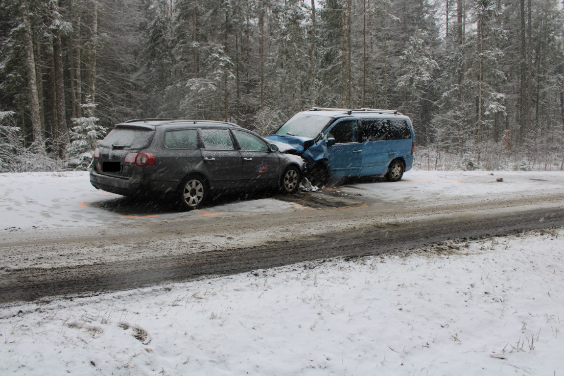 Panevėžio rajone susidūrus dviem automobiliams, sužaloti du žmonės.