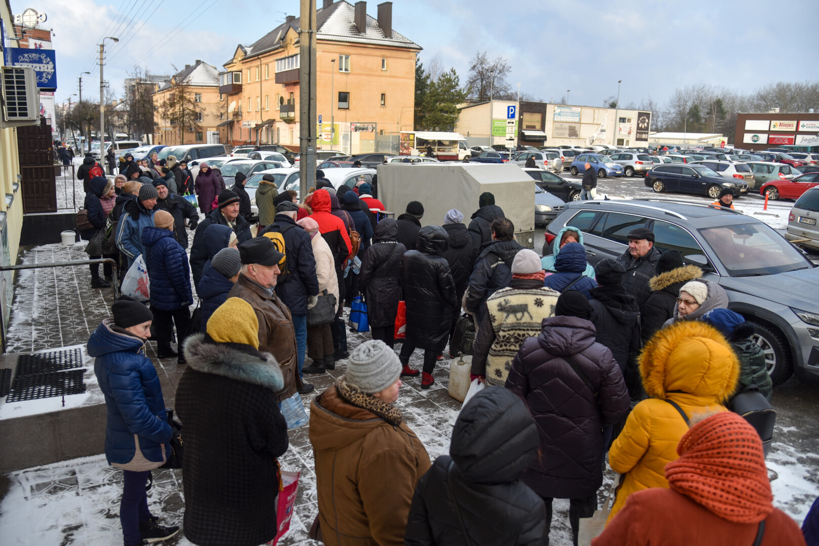 Ilga eilė panevėžiečių penktadienio rytą nusidriekė centrinės turgavietės prieigose prie ūkininkės Gabijos Kiaunienės nemokamai dalijamo pieno.