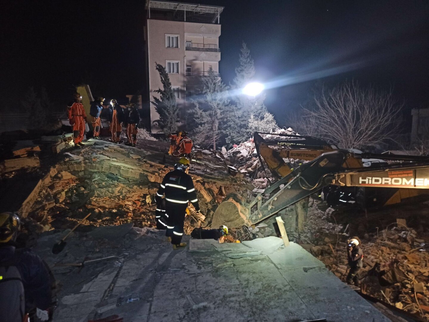 Į Lietuvą grįžo gelbėtojų komanda, padėjusi nuo žemės drebėjimo nukentėjusiai Turkijai. Labiausiai stichijos nusiaubtuose regionuose lietuviai su kitomis tarptautinėmis komandomis sugriuvusiuose daugiabučiuose, tapusiuose masinėmis kapavietėmis, ieškojo per stebuklą likusių gyvųjų.