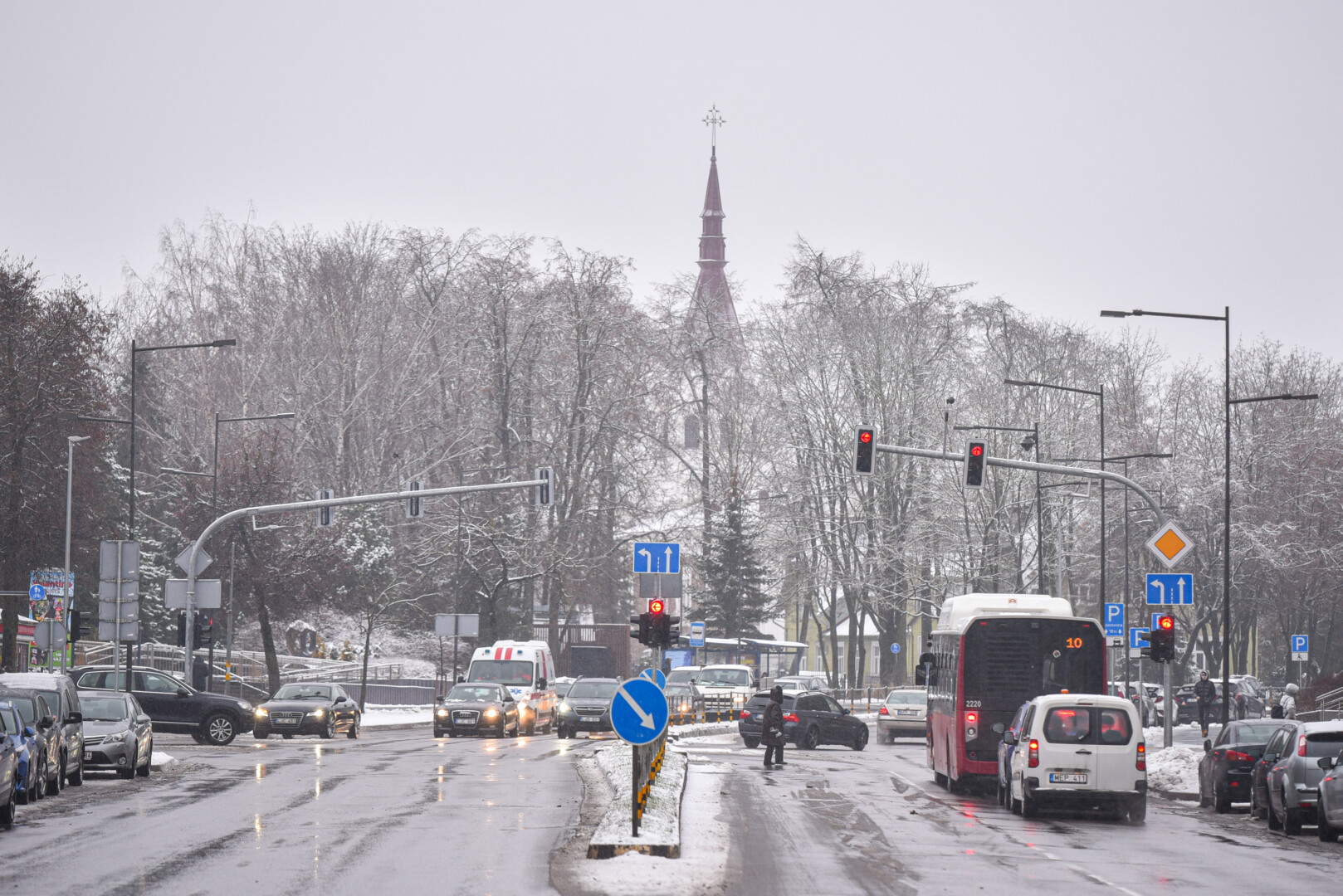 Lietuvos automobilių kelių direkcija informuoja, kad naktį eismo sąlygas sunkins snygis ir plikledis.